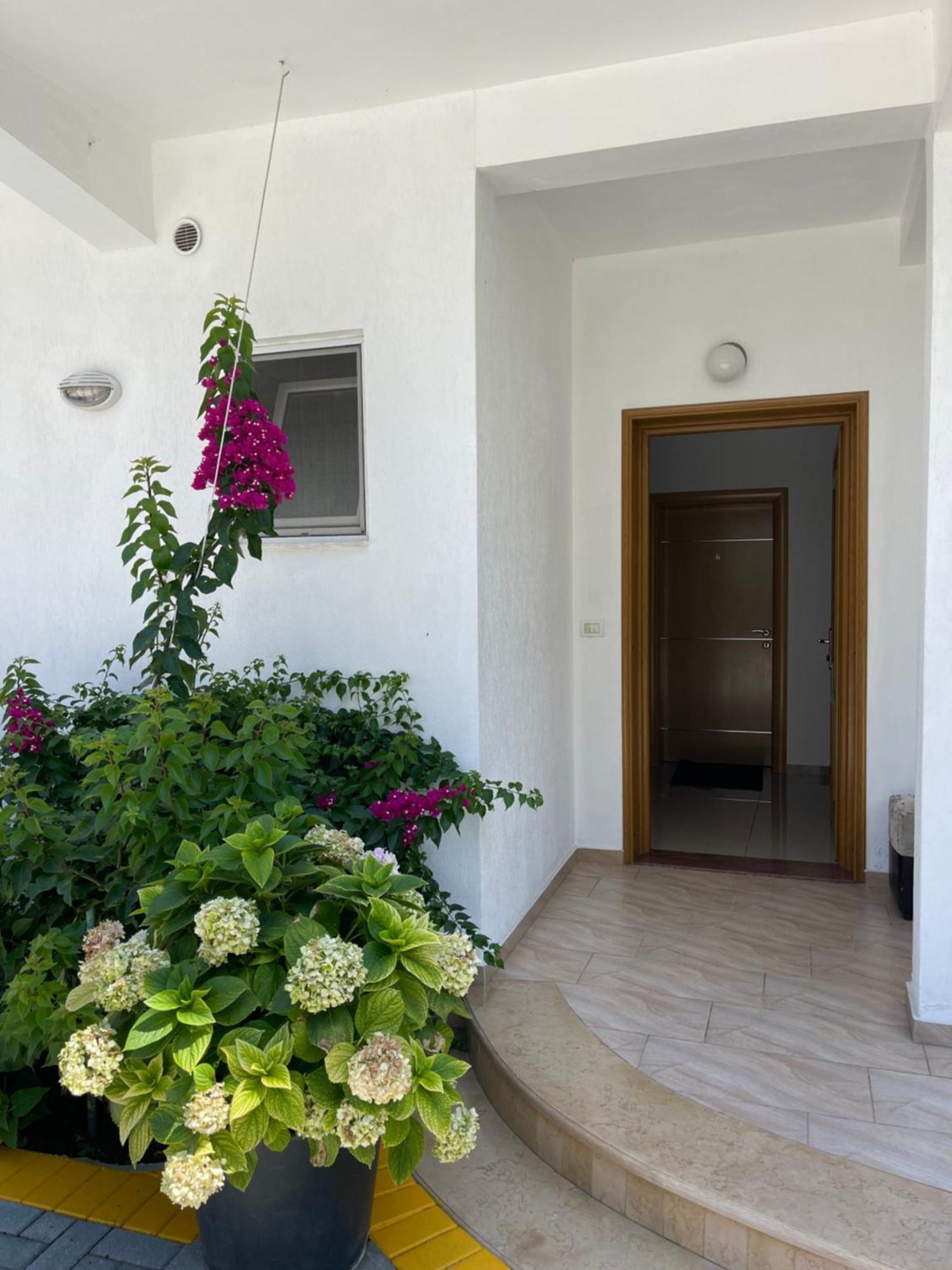Guest House Lionel Дуррес Экстерьер фото